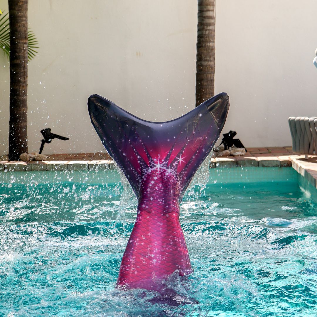 Losse zeemeermin staart Pink Passion in het water, met een glanzende, roze en paarse kleur en sprankelende sterren.