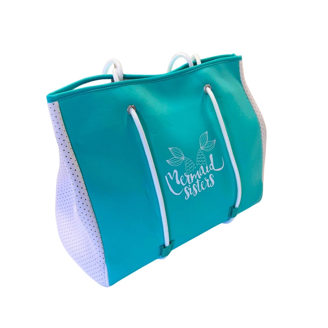 Grote turquoise sporttas van Mermaid Sisters met witte accenten en logo, ideaal voor het vervoeren van zeemeerminstaarten.