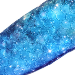 Close-up print van zeemeermin staart Star of the Sea Blue in lichtblauwe tinten – Mermaid Sisters