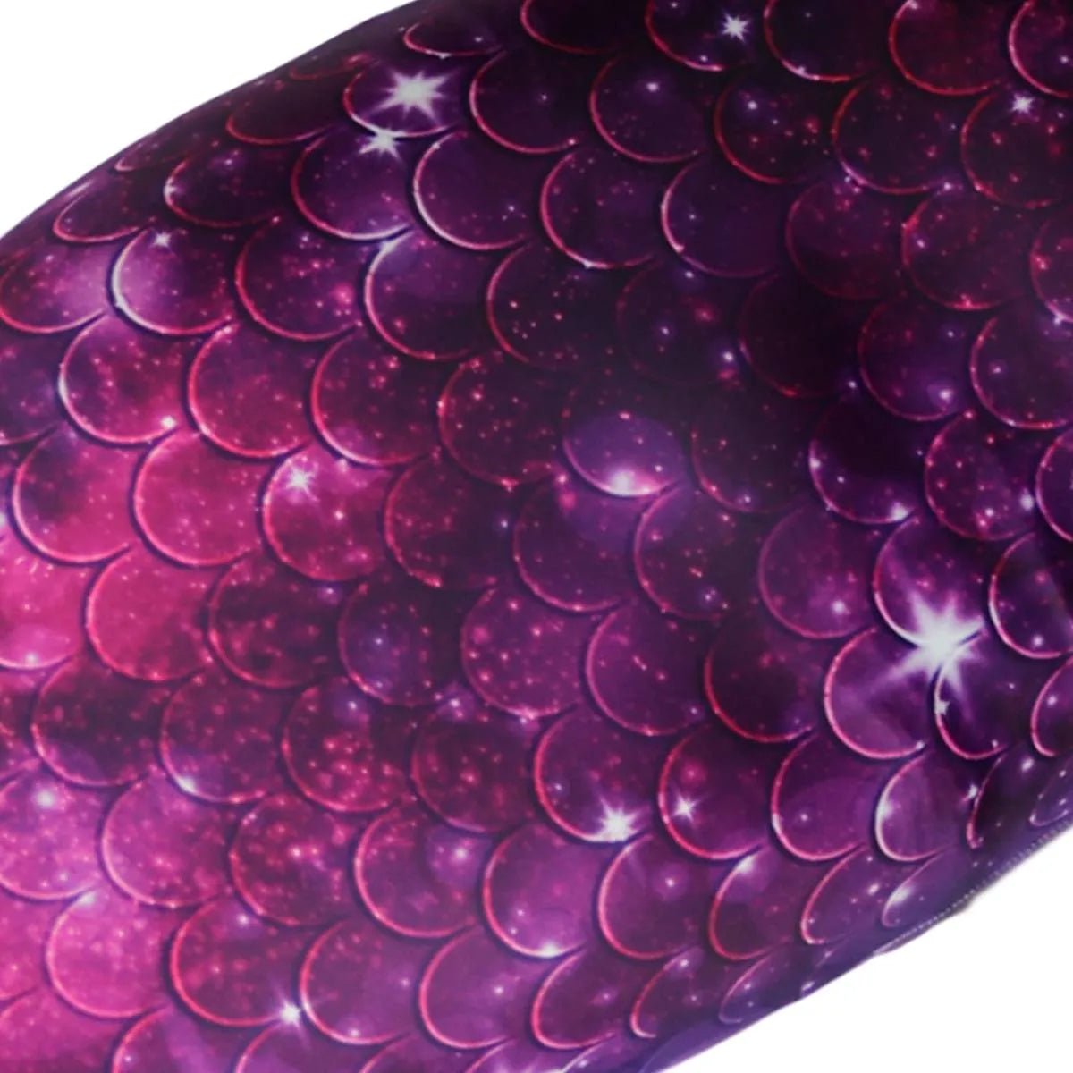 Detail stof van zeemeermin staart Star of the Sea Purple met glanzend paars patroon – Mermaid Sisters